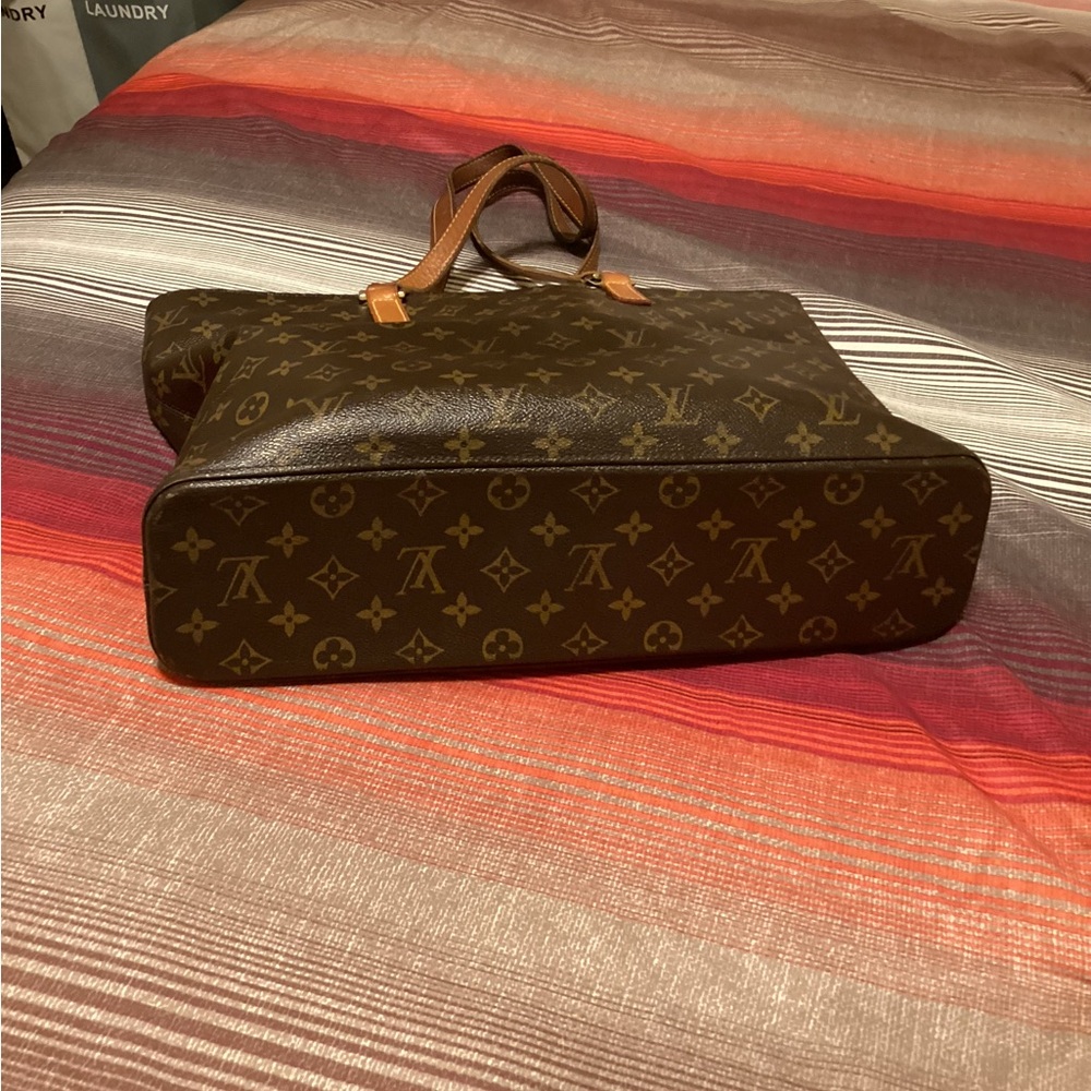 LV monogram tote have 2 small tear hardly noticeable - Picture 9 of 9